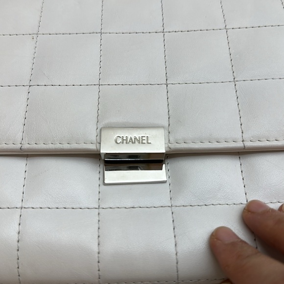 Preloved Chanel White Patent Leather Chocolate Bar Clutch On Chain. - Picture 17 of 17